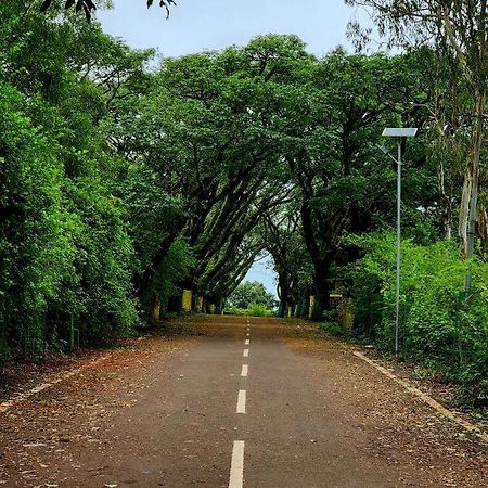 ホテル Regal Panhala Residency エクステリア 写真