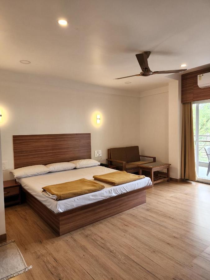 ホテル Regal Panhala Residency エクステリア 写真