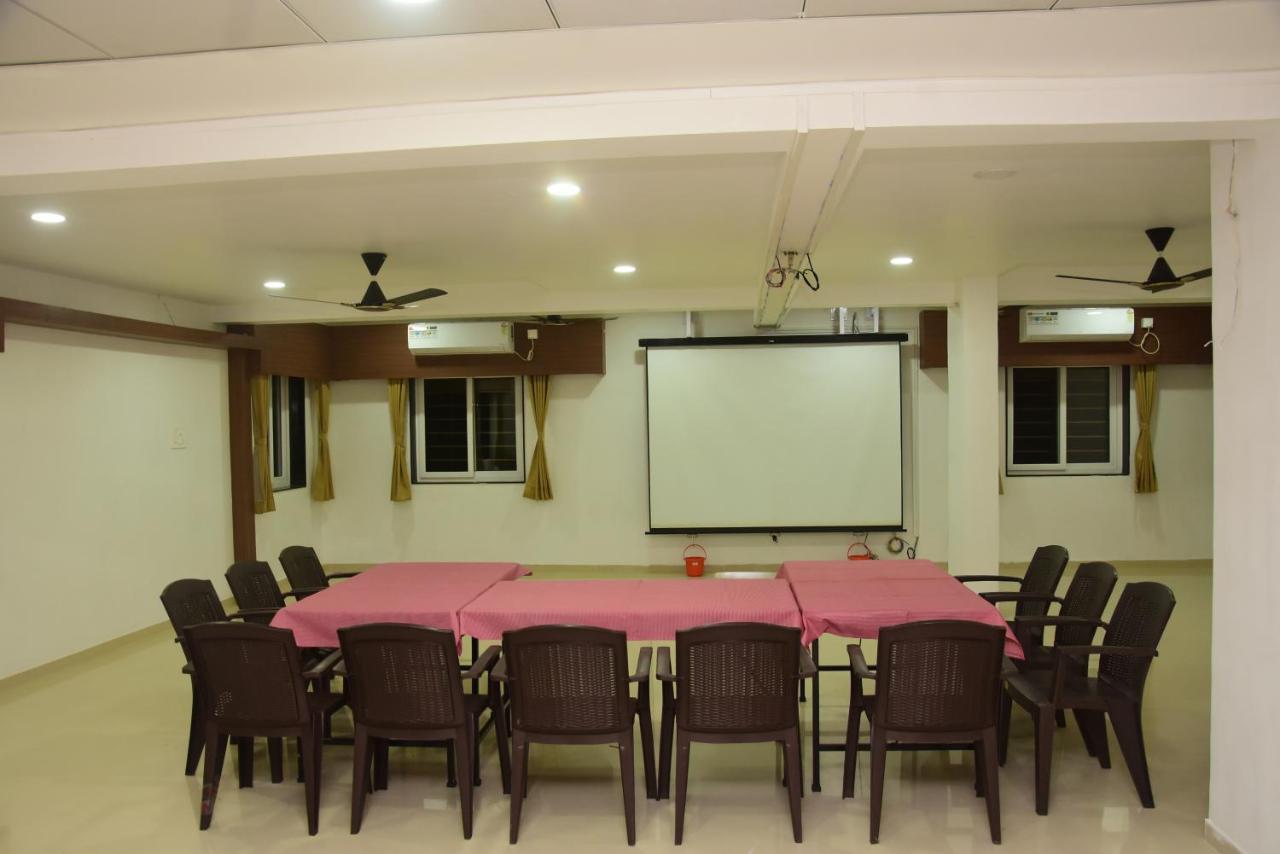 ホテル Regal Panhala Residency エクステリア 写真