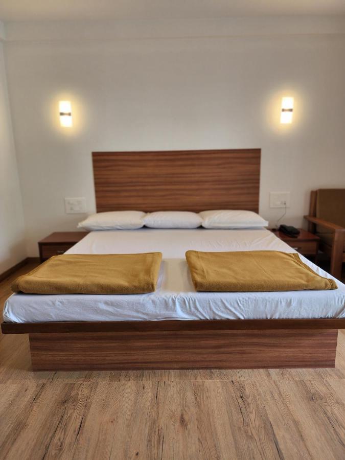 ホテル Regal Panhala Residency エクステリア 写真